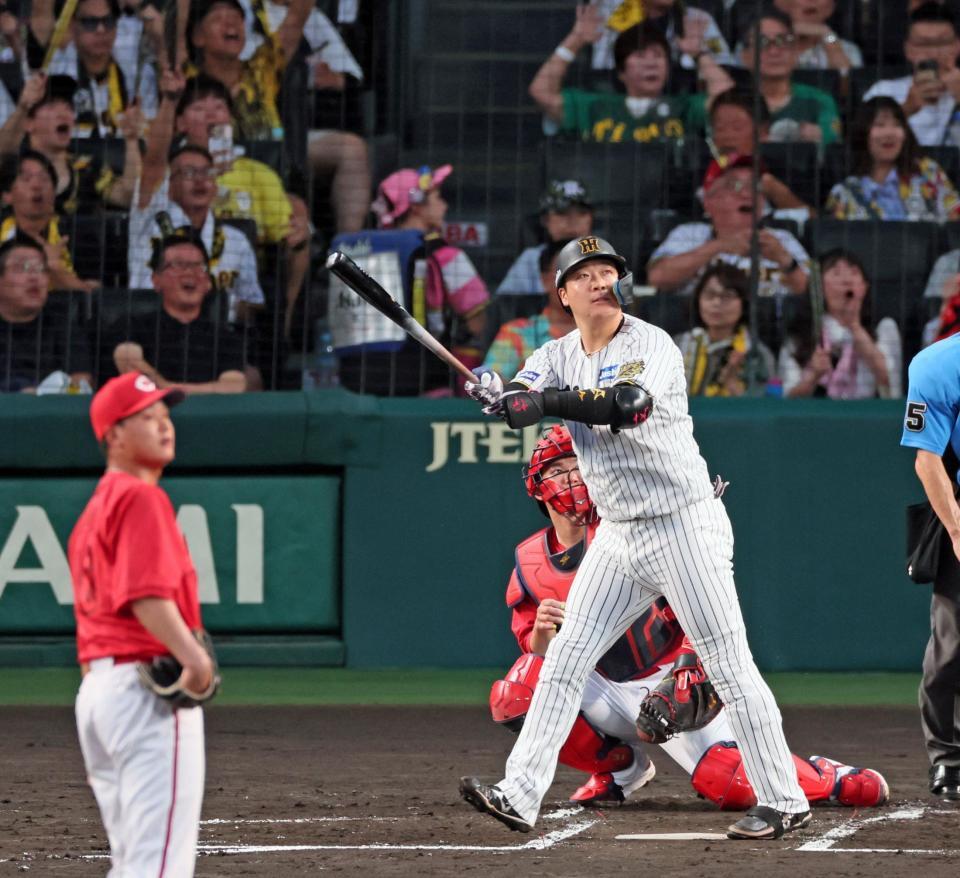 １回、左翼スタンドへ満塁本塁打を放つ大山（撮影・立川洋一郎）