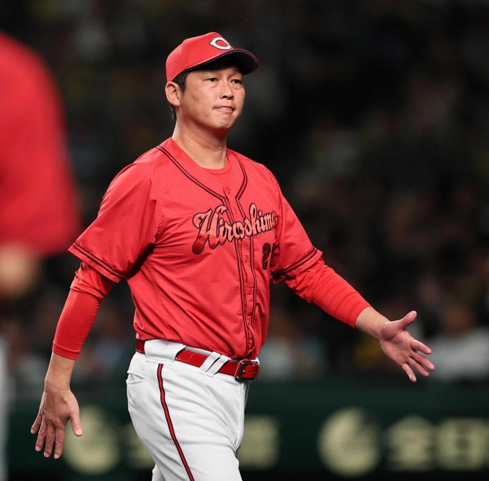 　７回、投手交代を告げベンチへ戻る新井監督（撮影・立川洋一郎）