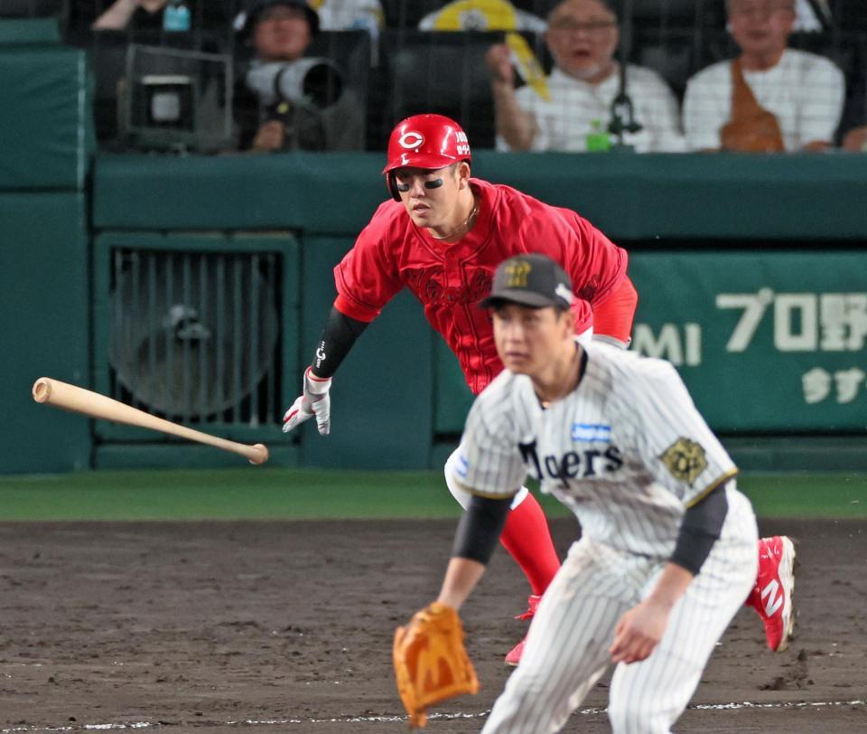 ６回、中前打を放つ小園（撮影・立川洋一郎）