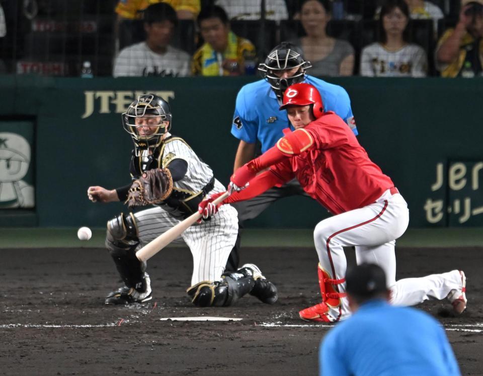 　４回、送りバントを失敗する常広（撮影・飯室逸平）