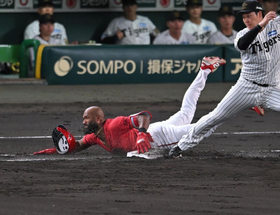 　３回、気迫のヘッドスライディングで出塁するファビアン（撮影・飯室逸平）