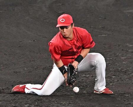 　６回、佐々木は坂本の打球を失策し追加点を許す（撮影・西田忠信）