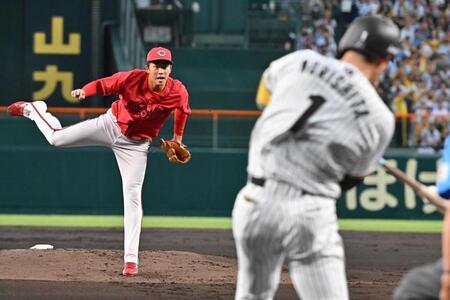 　１回、森下（手前）を中飛に仕留める常広（撮影・西田忠信）