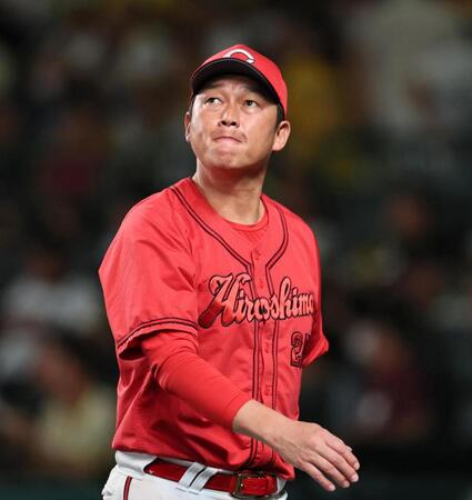 　８回、投手交代を告げ、ベンチへ戻る新井監督（撮影・田中太一）