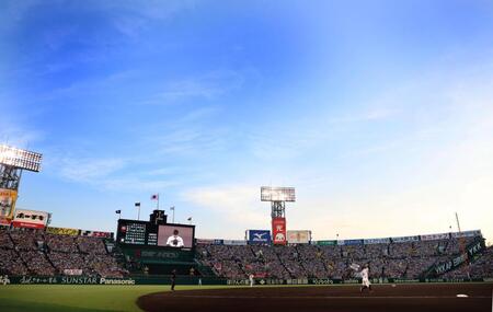 　満員のスタンドで優勝をかけ、試合が始まった甲子園（撮影・田中太一）