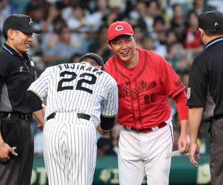 　メンバー表交換時、藤川監督と握手を交わす新井監督（中央右）＝撮影・北村雅宏