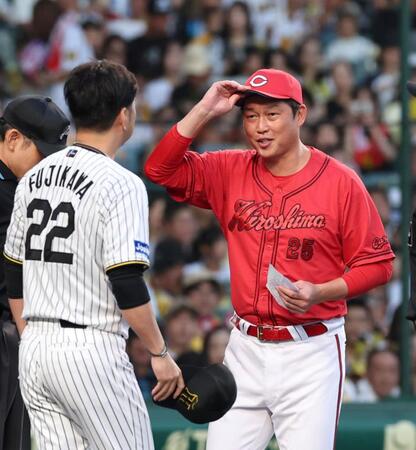 　メンバー表交換時、藤川監督に声をかける新井監督（右）＝撮影・北村雅宏