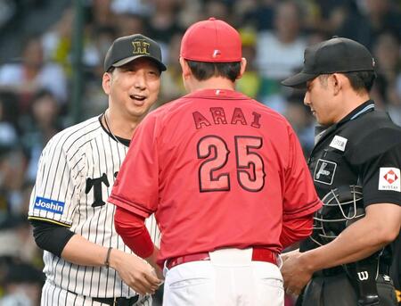 　試合前、メンバー表の交換をする新井監督（右）と藤川監督