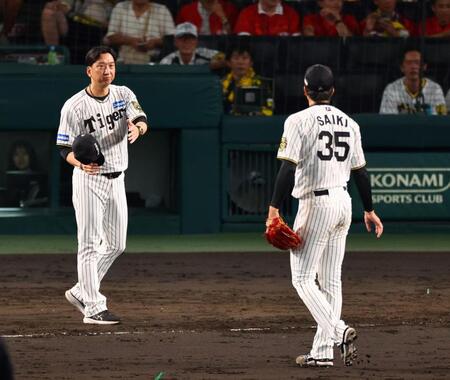 　５回、才木が危険球退場になり、藤川監督はベンチを出て帽子を取って謝罪する（撮影・山口登）