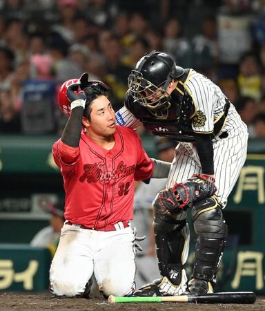 　５回、頭部に死球を受けた石原。右は捕手坂本