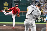 　１回、森下（手前）を中飛に仕留める常広（撮影・西田忠信）