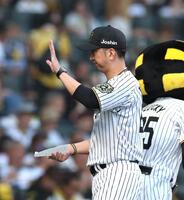 　メンバー表交換を終え、スタンドからの声援に応える藤川監督（撮影・北村雅宏）