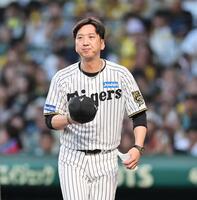 　試合前、メンバー表の確認をし、あいさつする藤川監督（撮影・田中太一）