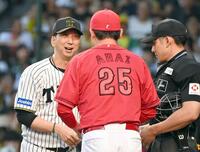 　試合前、メンバー表の交換をする新井監督（右）と藤川監督