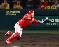 　４回、石原は才木の送りバントの飛球をキャッチする（撮影・山口登）