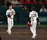 　５回、才木が危険球退場になり、藤川監督はベンチを出て帽子を取って謝罪する（撮影・山口登）