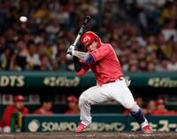 　５回、頭部に死球を受ける石原