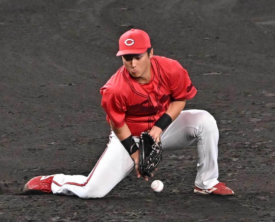 　６回、佐々木は坂本の打球を失策し追加点を許す（撮影・西田忠信）