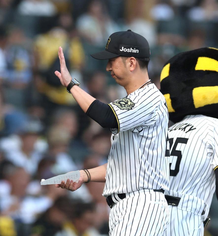 　メンバー表交換を終え、スタンドからの声援に応える藤川監督（撮影・北村雅宏）