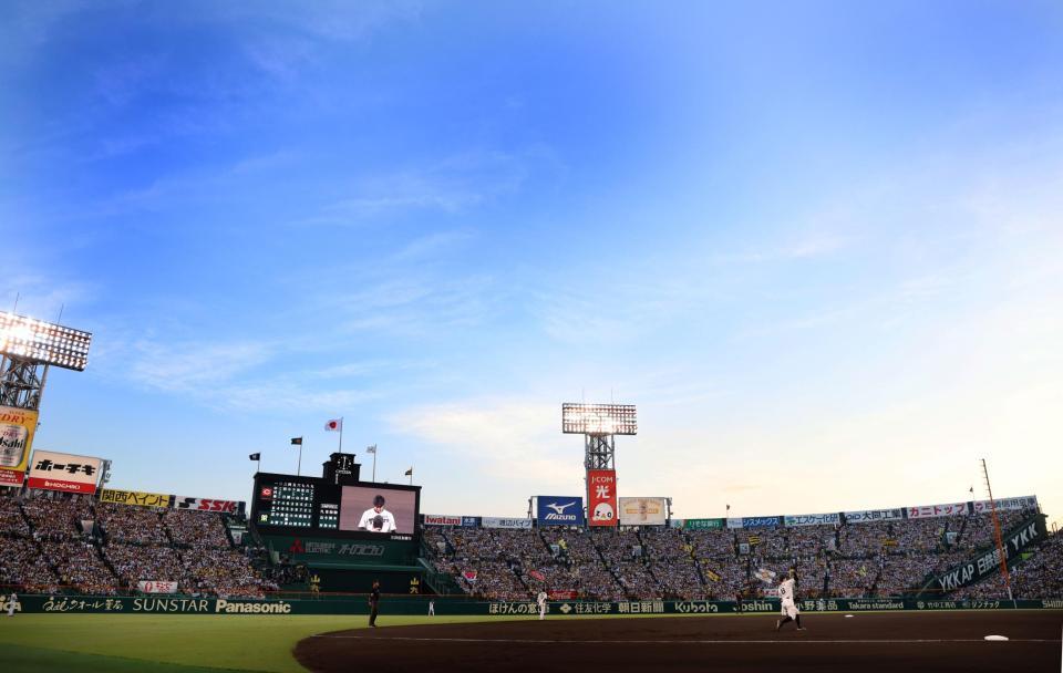 　満員のスタンドで優勝をかけ、試合が始まった甲子園（撮影・田中太一）