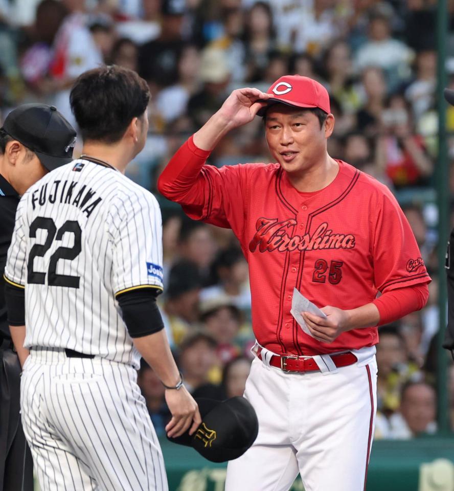 　メンバー表交換時、藤川監督に声をかける新井監督（右）＝撮影・北村雅宏