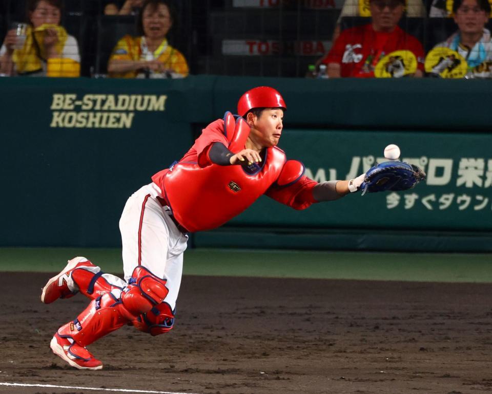 　４回、石原は才木の送りバントの飛球をキャッチする（撮影・山口登）