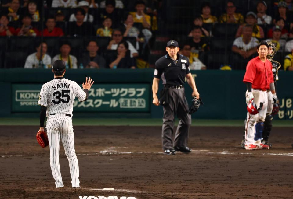 　５回、才木は石原に死球を与え退場になる（撮影・山口登）