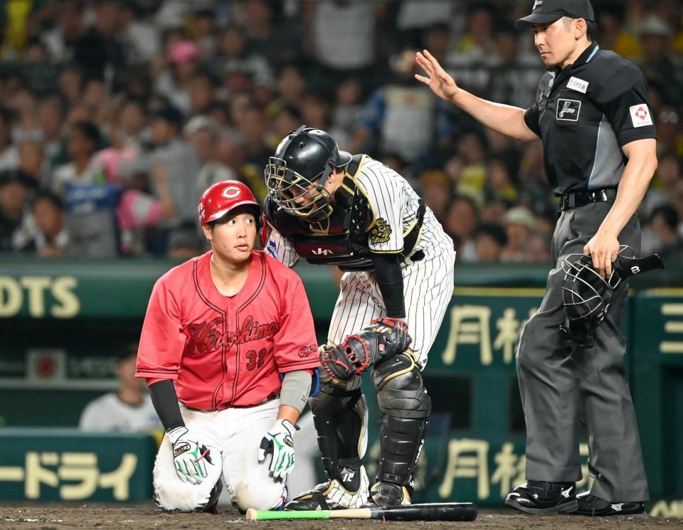 　５回、死球を受けた石原（左）