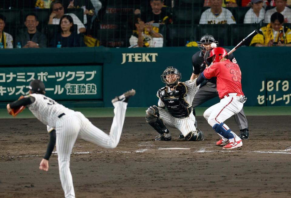 　５回、頭部に死球を受ける石原。才木は危険球退場となる。捕手坂本