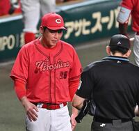 　５回、選手交代を告げる新井監督（撮影・西田忠信）