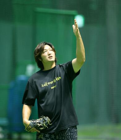 　リリースの感覚を確認する床田（撮影・市尻達拡）
