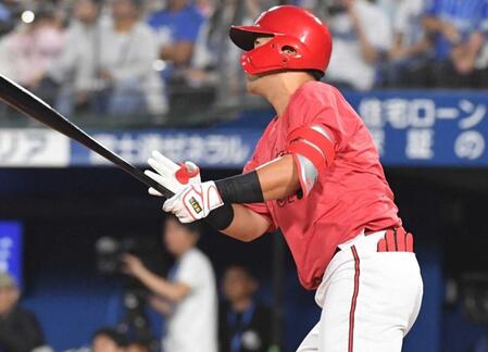 広島　末包の折れたバットがスタンドに飛び込み場内どよめき　観客に当たり、選手も心配そうに見つめる