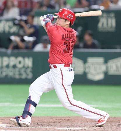 　５回、適時二塁打を放つ坂倉（撮影・石井剣太郎）