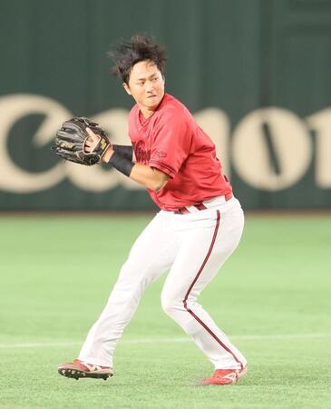 　５回、岡本の打球を好守する佐々木（撮影・石井剣太郎）