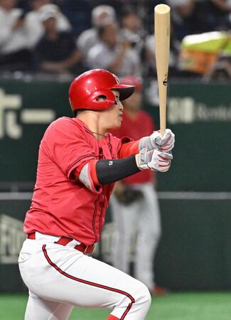 　１回、小園が右越えに先制二塁打を放つ