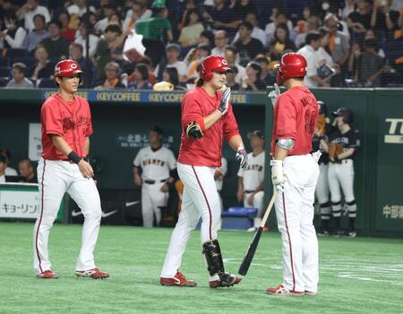 　２回、２ランを放った床田（中央）＝撮影・石井剣太郎