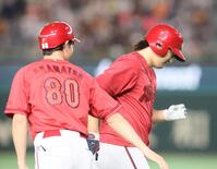 　２回、２ランを放った床田（右）＝撮影・石井剣太郎