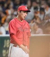 　試合に敗れた新井監督（撮影・石井剣太郎）