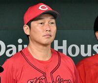　１回、試合を見つめる新井監督
