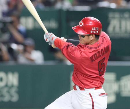 　５回、中前打を放つ小園（撮影・石井剣太郎）