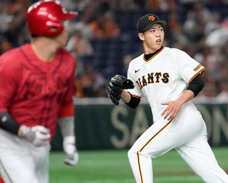 　１回、小園（手前）に先制打を許した森田