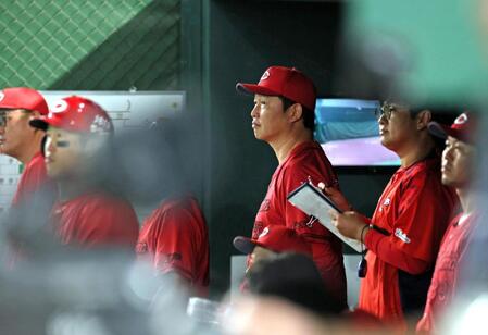 　戦況を見守る新井監督（右から３人目）ら広島ナイン（撮影・石井剣太郎）