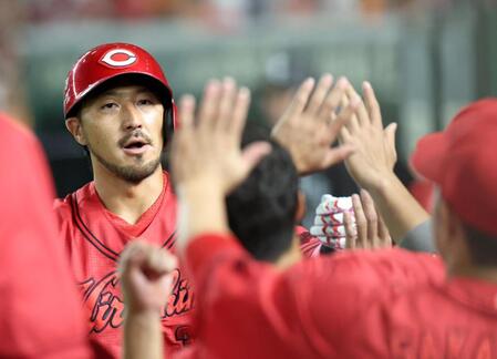 　４回、本塁打を放った菊池（撮影・石井剣太郎）