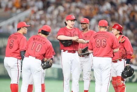 　６回、大瀬良（中央）のもとに集まる広島ナイン（撮影・石井剣太郎）