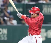 　５回、中前打を放つ小園（撮影・石井剣太郎）