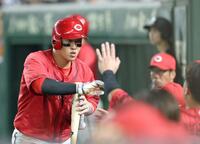 　５回、坂倉の適時二塁打で生還する小園（撮影・石井剣太郎）