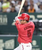 　１回、先制適時打を放つ小園（撮影・石井剣太郎）