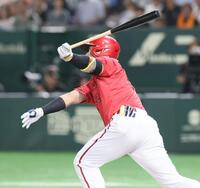 　１回、犠飛を放つ末包（撮影・石井剣太郎）