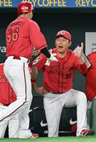 　１回、小園の先制打で生還した二走・中村奨を迎える新井監督