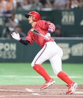 　４回、本塁打を放つ菊池（撮影・石井剣太郎）